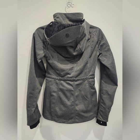 RARE LULULEMON EMBARK SOFTSHELL WATERPROOF JACKET SIZE 4 SMALL - Picture 8 of 9